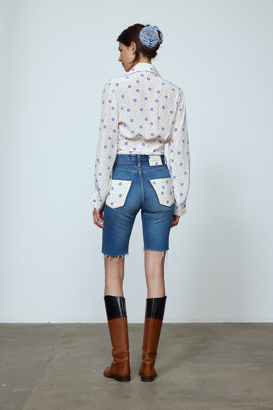 The Layla Denim Shorts has a slim fit, cut off above the knees and Daisy Flower Silk applications on the back pockets.