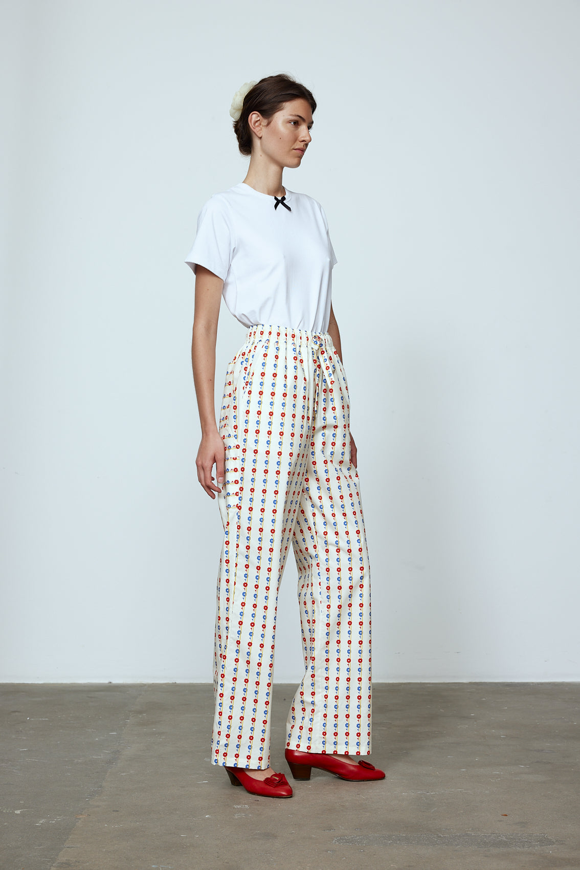 The Hannah Pants are loose-fitted cotton poplin-style pants. Style them with the matching Hannah Shirt or a classic t-shirt. Material: 100% cotton. The model is 179cm (5'10") and wears size S.
