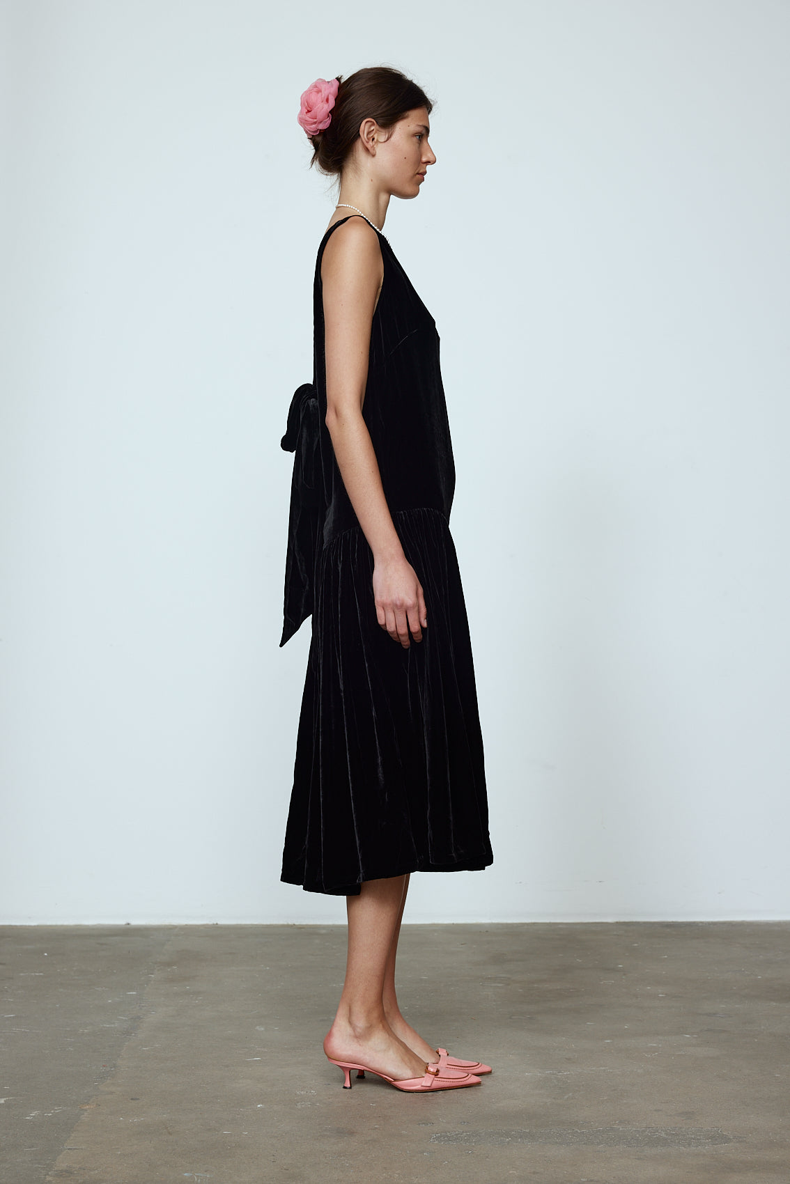 The Sonya Dress is an oversized style with a high neckline and deep back with large bow detail. The dress is made of luxuriously heavy black silk velvet.   Style it with a belt or on its own.  Material: 20% silk, 80% viscose.  The model is 179cm (5'10") and wears size S.