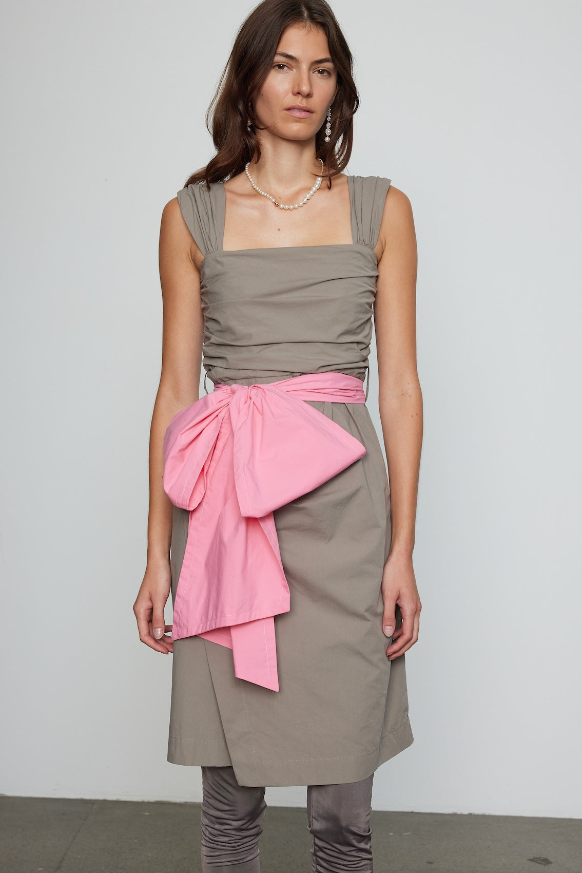 Caro Editions Sophie Dress is a classic dress with a big detachable bow detail on the side. The Dress features wide straps, a slit, and a fitted waist. The dress is made in lightweight cotton poplin. Both the bow and the belt in pink can is detachable.