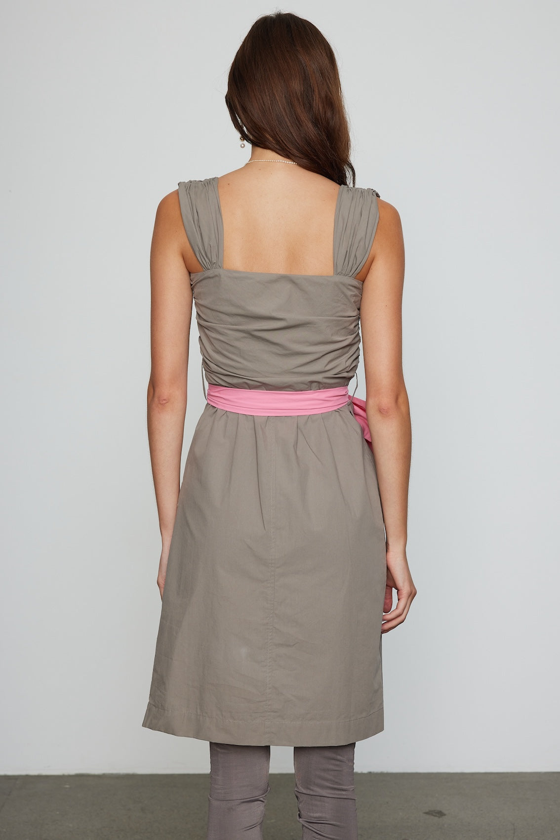 Caro Editions Sophie Dress is a classic dress with a big detachable bow detail on the side. The Dress features wide straps, a slit, and a fitted waist. The dress is made in lightweight cotton poplin. Both the bow and the belt in pink can is detachable.