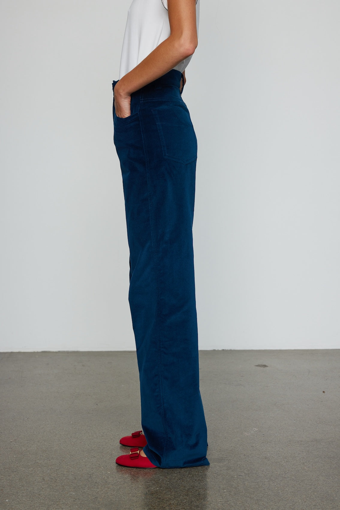 Caro Editions newest edition of the Annika Pants is made in rich cotton velvet. The style is high-waisted, column pants with extra long legs that can be turned up at the hem. Material: 100% Cotton.