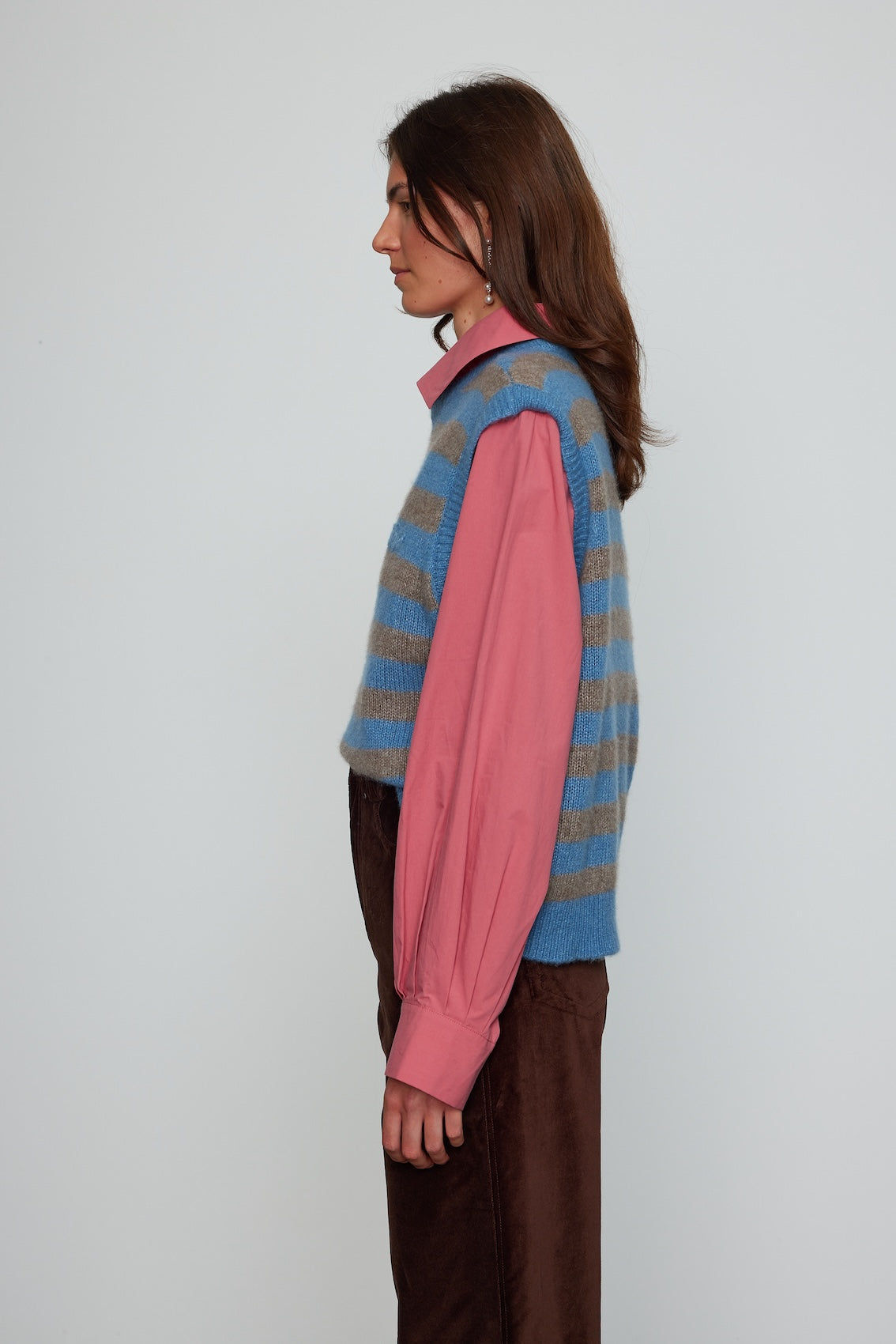 Caro Editions Ultra-soft, light-weight, oversized vest made from cashmere silk yarn. It is a versatile piece to carry you through the changing seasons. Wear it over a silk shirt or t-shirt for extra warmth. Material: 75% Cashmere, 25% Silk.