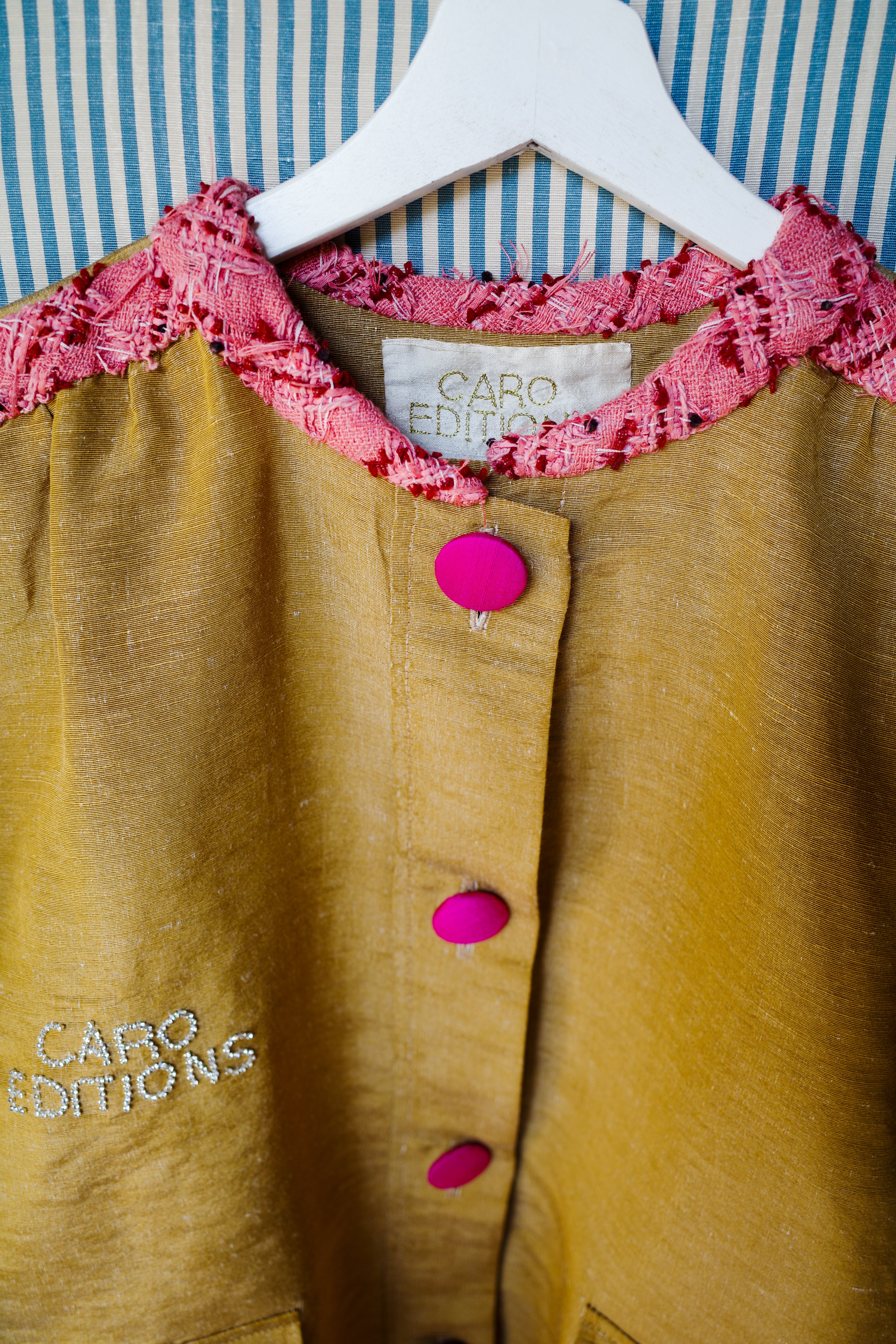 Anna Coat Lady With Hat Tapet Cafe Rust