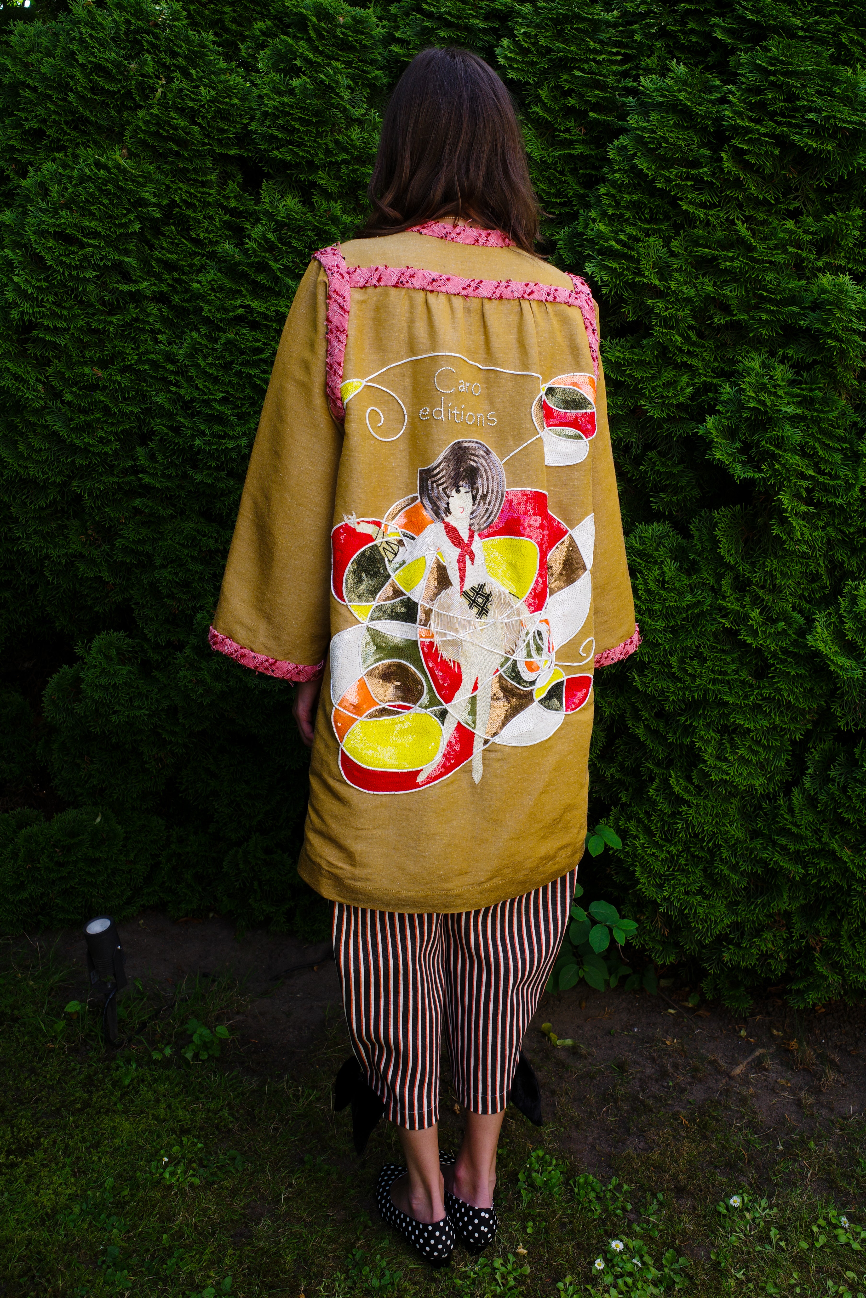 Anna Coat Lady With Hat Tapet Cafe Rust