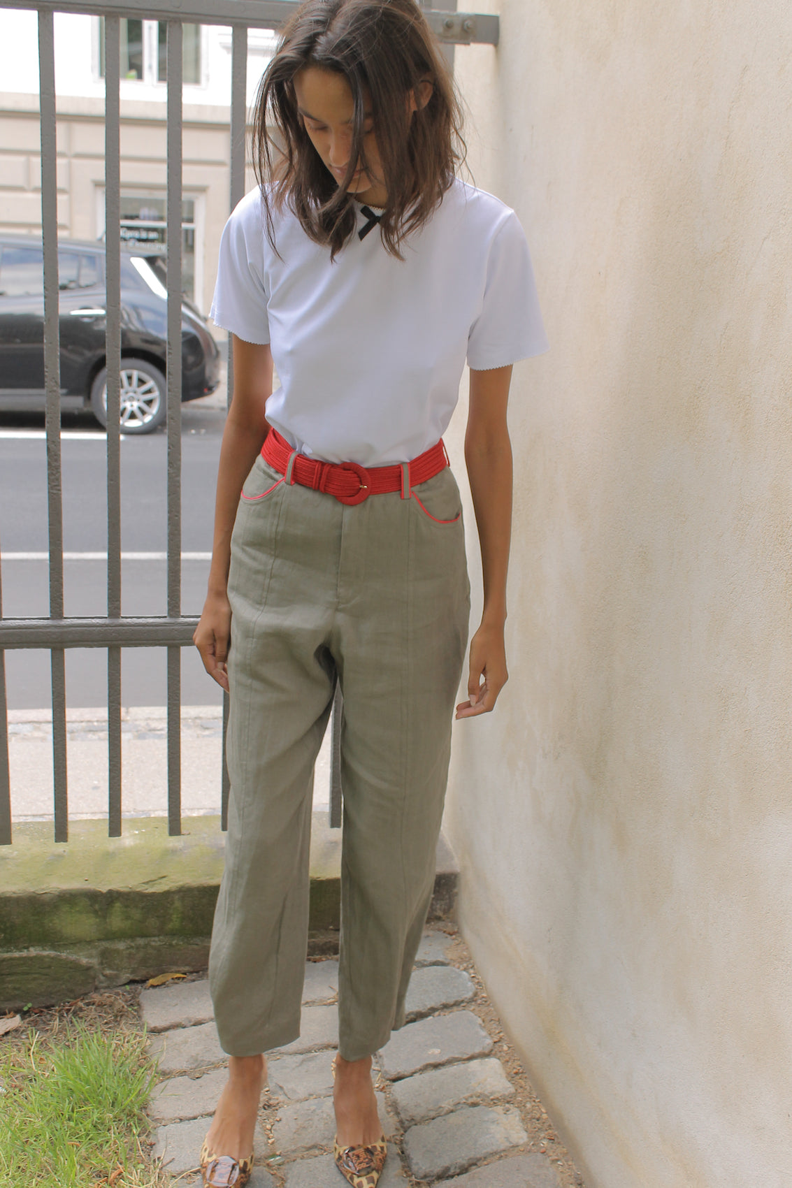 The Emma Pants in Khaki Linen. The pants feature cargo details on the side and large pockets with piping details in a contrasting color. Easily modify the shape of the pants with a button adjustment.  Style them with a t-shirt, blouse, or a matching Emma Jacket in Khaki.  Also available in Orange, Pink and Navy.  Material: 100% linen. Lining: 100% viscose.  The model is 175cm (5'9") and is wearing a size S.