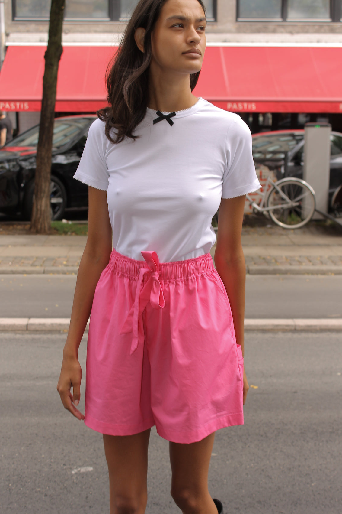 The Hannah shorts are loose-fitted poplin-style shorts with an elastic band, pockets, and cargo details.  Style it with a matching Hannah Shirt or a T-shirt.  Also available in Navy Flower Poplin, White Flower Poplin and Khaki.  Material: 100% cotton.  The model is 175cm (5'9") and is wearing a size S.