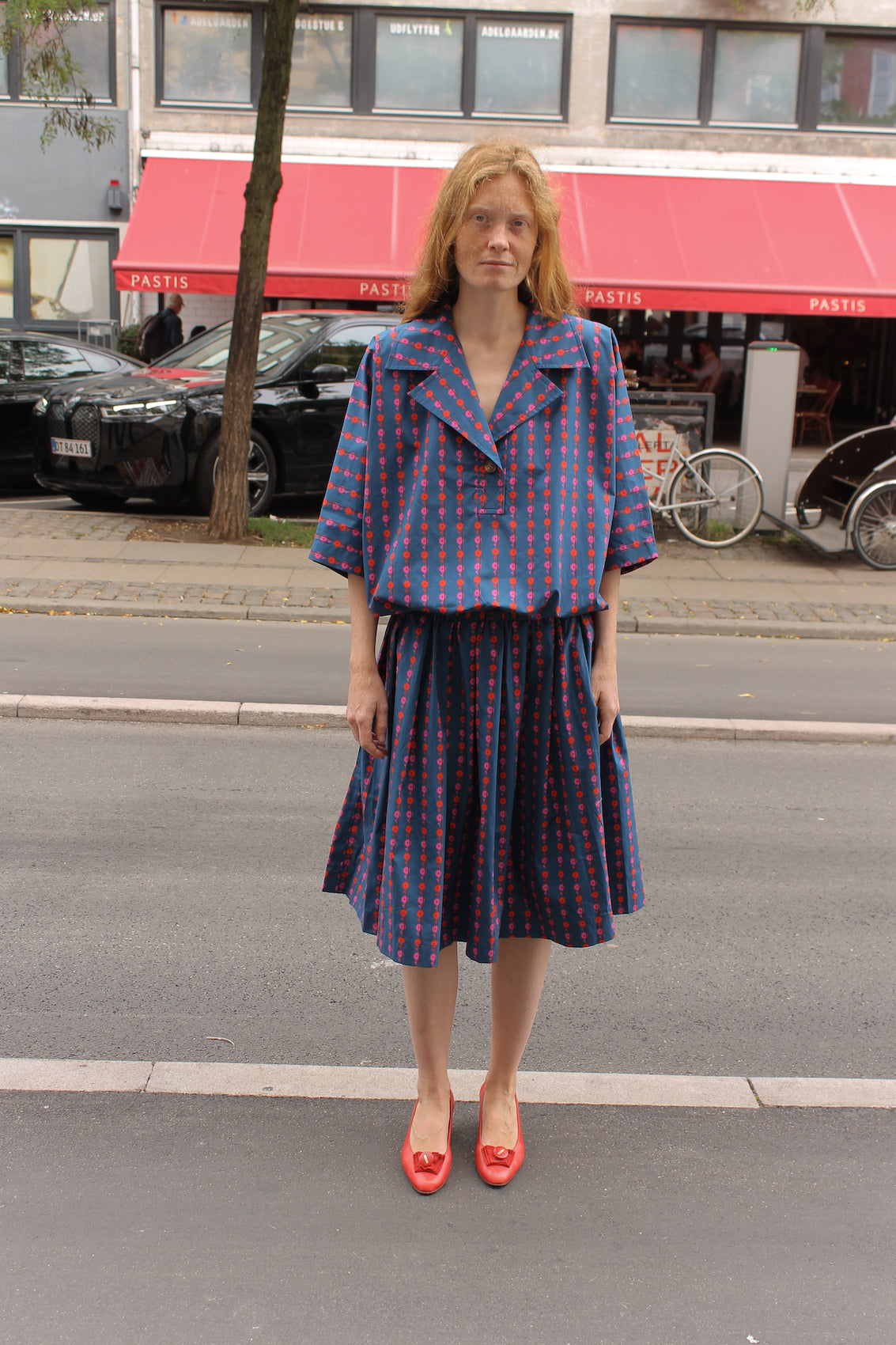 The Amanda Dress in Crisp Cotton Poplin with an elastic waistband.   Material: 100% cotton.  The model is 175cm (5'9") and is wearing a size S.