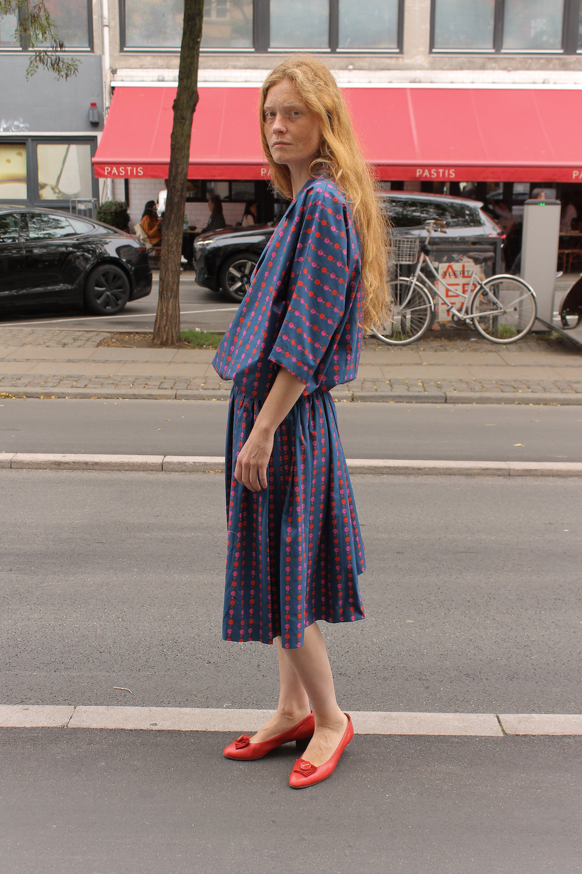 The Amanda Dress in Crisp Cotton Poplin with an elastic waistband.   Material: 100% cotton.  The model is 175cm (5'9") and is wearing a size S.