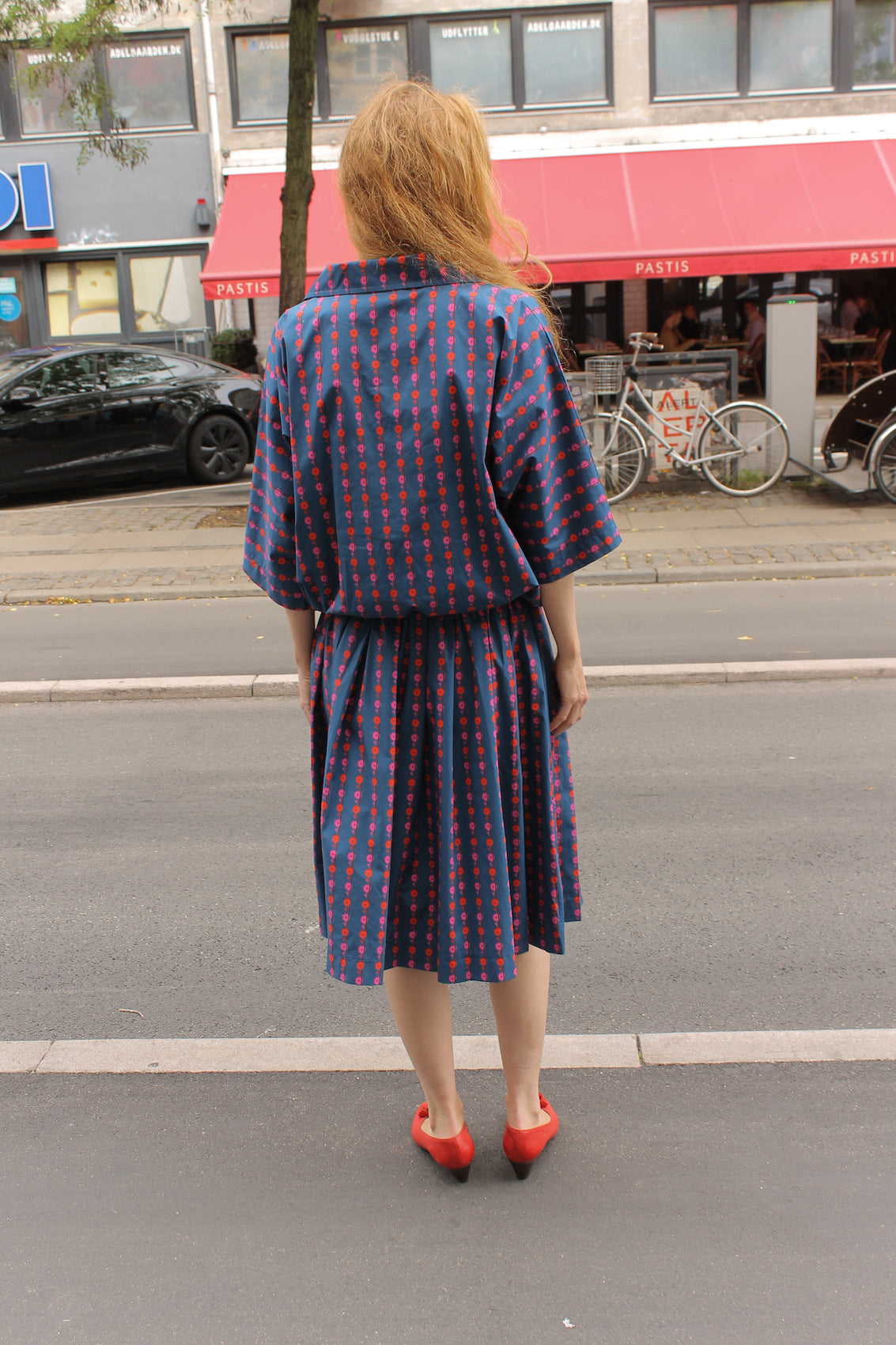 The Amanda Dress in Crisp Cotton Poplin with an elastic waistband.   Material: 100% cotton.  The model is 175cm (5'9") and is wearing a size S.
