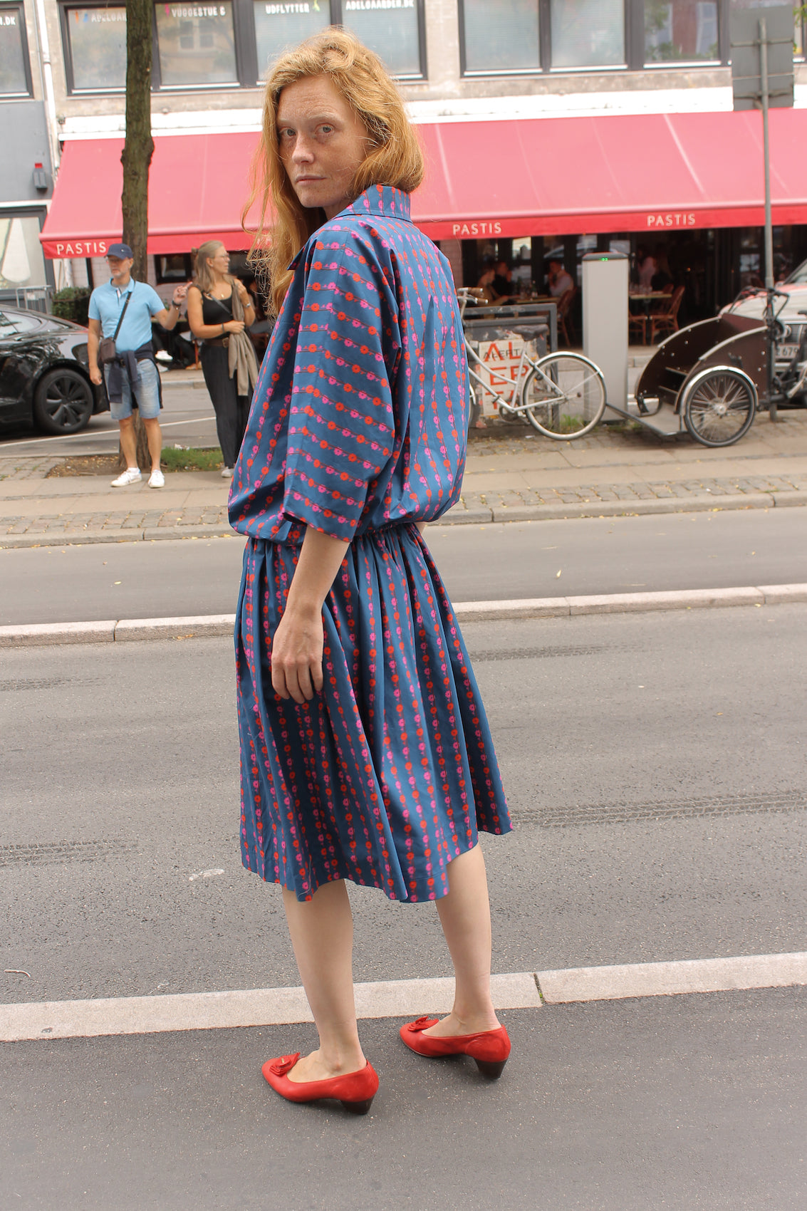 The Amanda Dress in Crisp Cotton Poplin with an elastic waistband.   Material: 100% cotton.  The model is 175cm (5'9") and is wearing a size S.