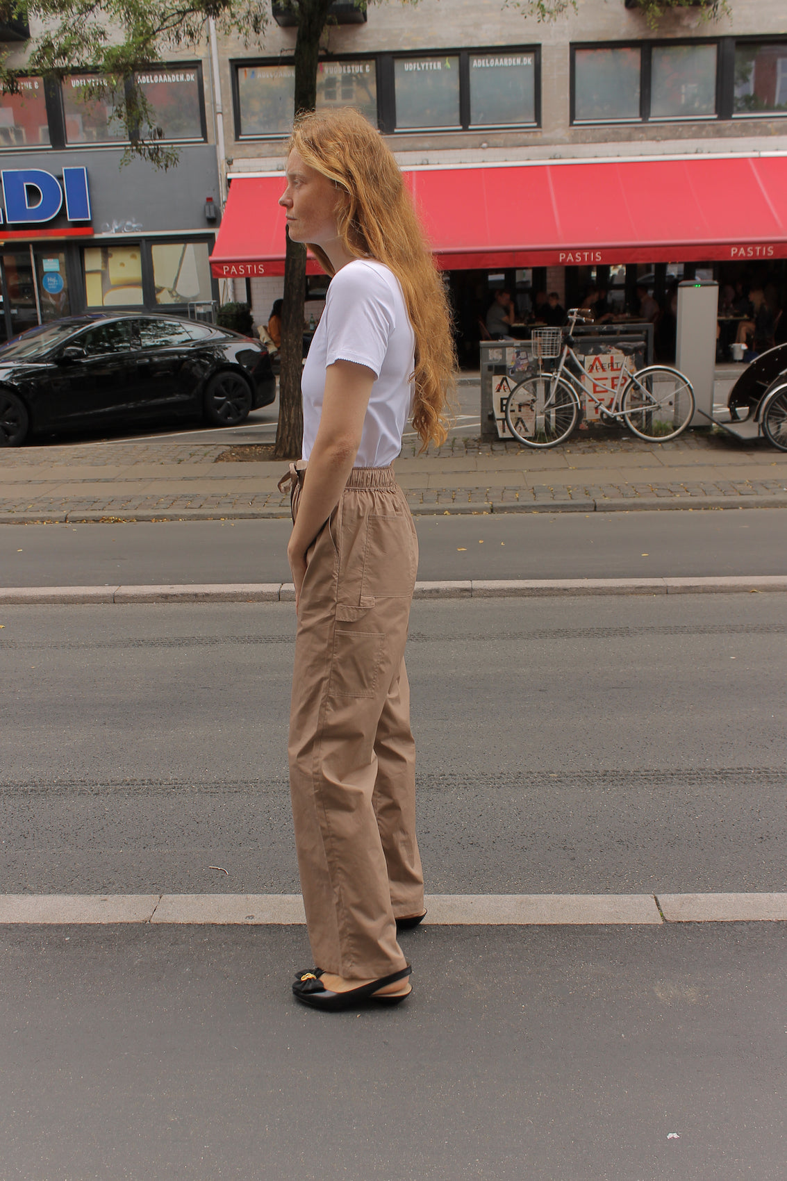 The Hannah Pants are loose-fitted cotton poplin pants. The pants feature back pockets and cargo details on the side.  Style them with the matching Hannah Pants or a classic t-shirt.  Also available in Bottle Green, Navy, Pink, Navy Flower and White Flower.  Material: 100% cotton.  The model is 175cm (5'9") and is wearing a size S.