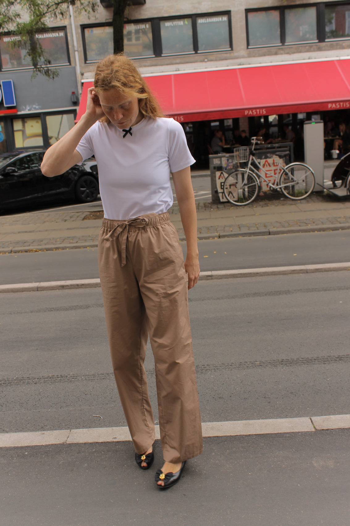 The Hannah Pants are loose-fitted cotton poplin pants. The pants feature back pockets and cargo details on the side.  Style them with the matching Hannah Pants or a classic t-shirt.  Also available in Bottle Green, Navy, Pink, Navy Flower and White Flower.  Material: 100% cotton.  The model is 175cm (5'9") and is wearing a size S.