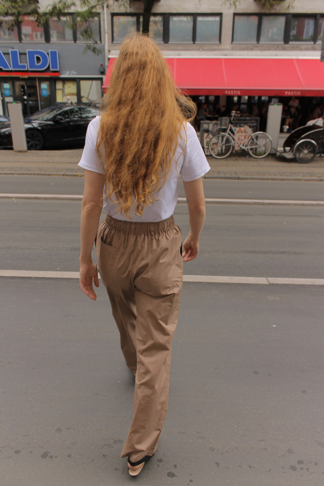 The Hannah Pants are loose-fitted cotton poplin pants. The pants feature back pockets and cargo details on the side.  Style them with the matching Hannah Pants or a classic t-shirt.  Also available in Bottle Green, Navy, Pink, Navy Flower and White Flower.  Material: 100% cotton.  The model is 175cm (5'9") and is wearing a size S.