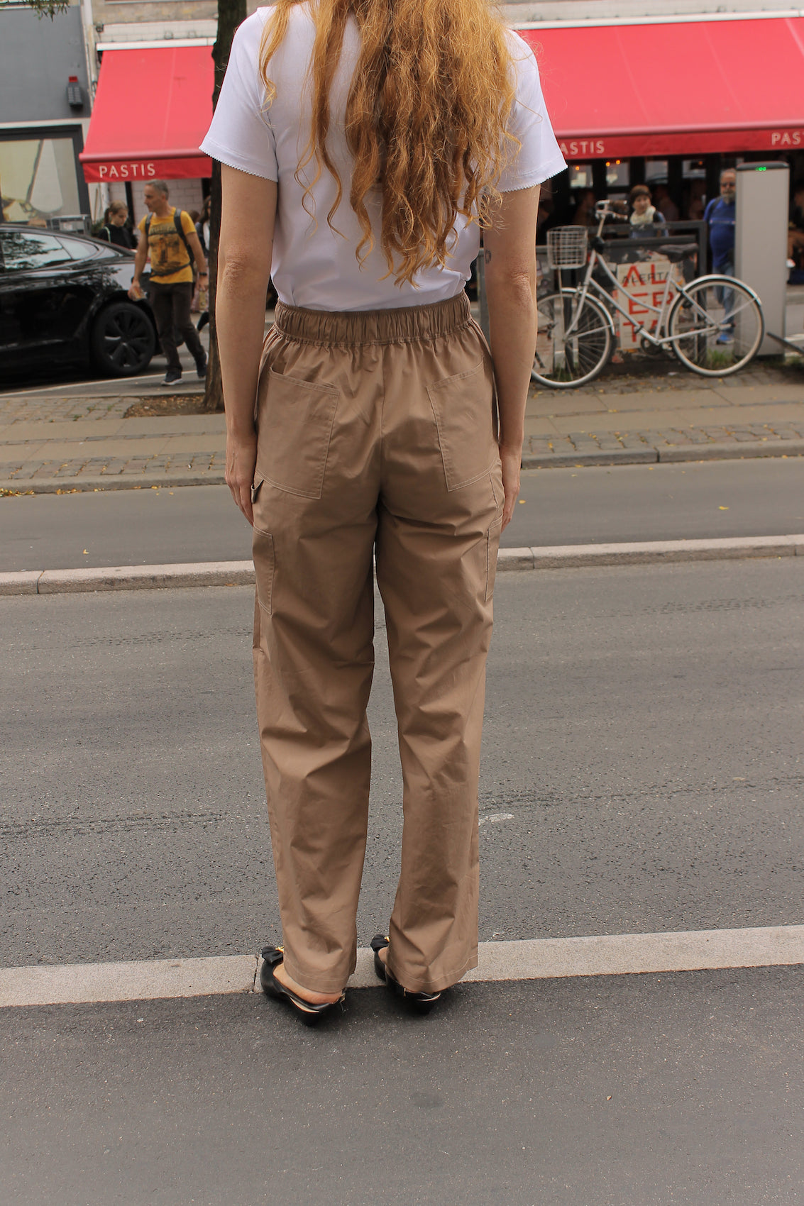 The Hannah Pants are loose-fitted cotton poplin pants. The pants feature back pockets and cargo details on the side.  Style them with the matching Hannah Pants or a classic t-shirt.  Also available in Bottle Green, Navy, Pink, Navy Flower and White Flower.  Material: 100% cotton.  The model is 175cm (5'9") and is wearing a size S.