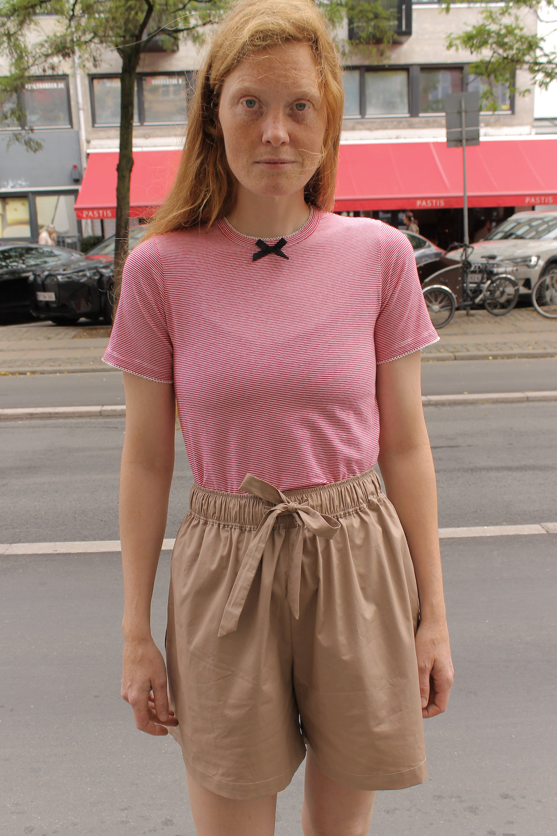 The Hannah shorts are loose-fitted poplin-style shorts with an elastic band, pockets, and cargo details.  Style it with a matching Hannah Shirt or a T-shirt.  Also available in Navy Flower Poplin, White Flower Poplin, and Pink.  Material: 100% cotton.  The model is 175cm (5'9") and is wearing a size S.